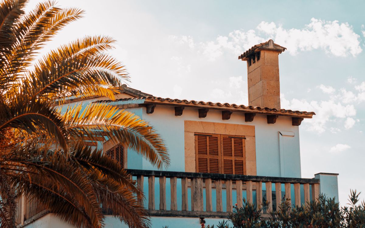 Mallorcan house in Calvià with a whitewashed façade, wooden shutters, stone chimney and traditional clay tile roof